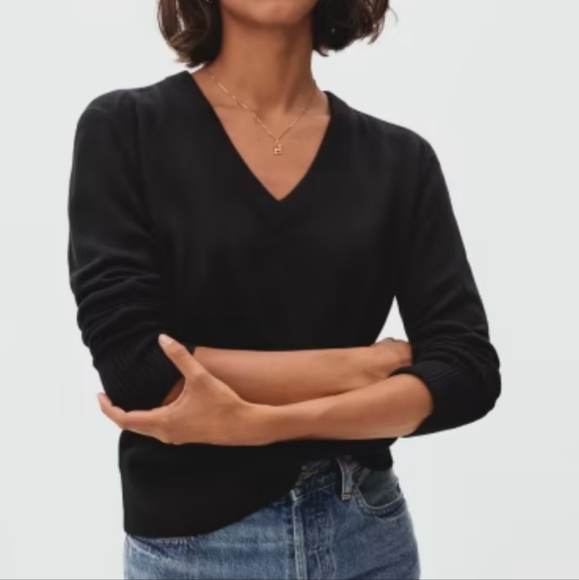 Everlane Sweaters - Everlane Black Cashmere V Neck Sweater sz S